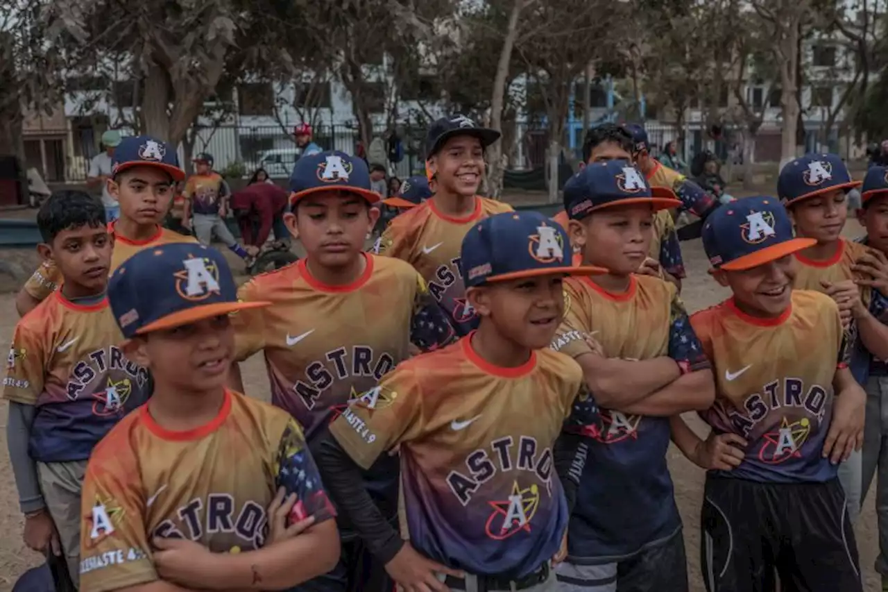 El béisbol, un segundo hogar para los niños venezolanos en Perú