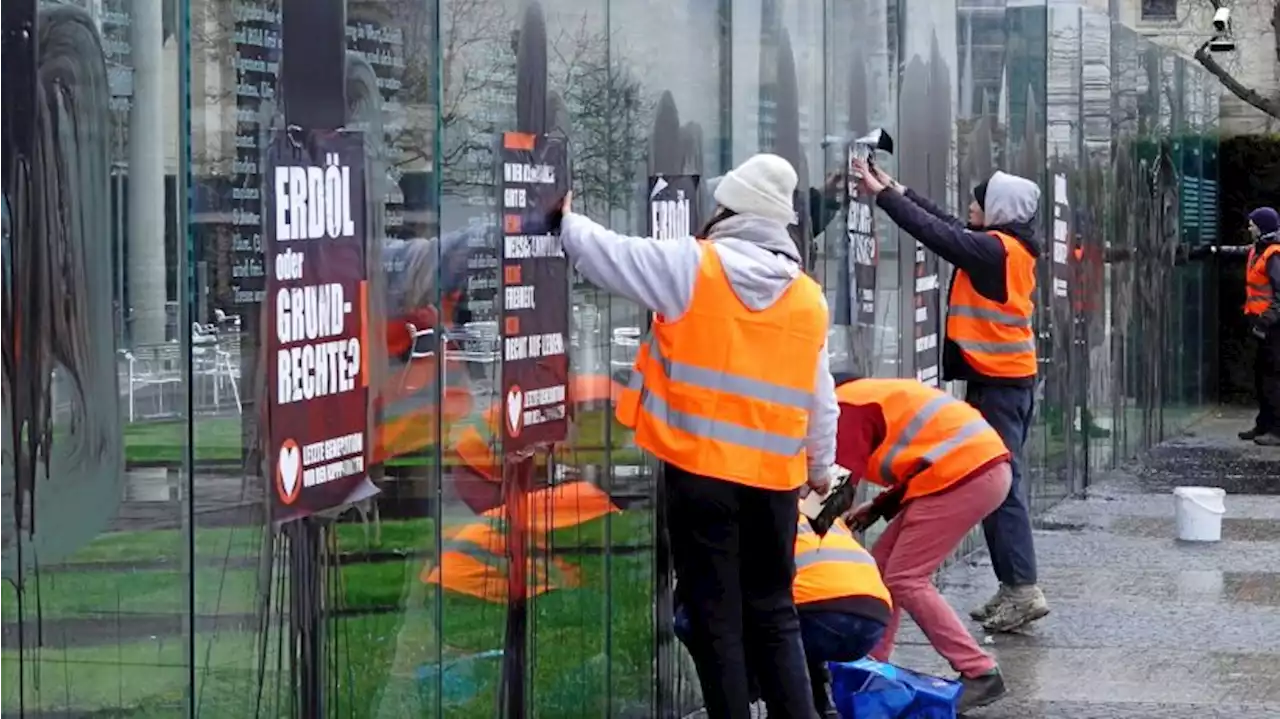 'Letzte Generation' in Berlin: Farbaktion an Grundgesetz-Denkmal