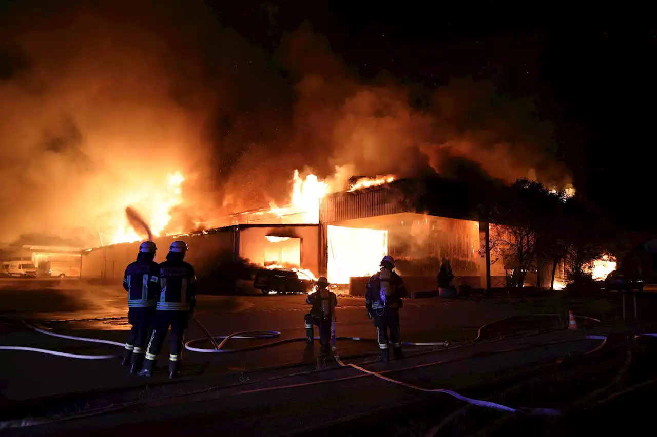 Großbrand in Lagerhalle gelöscht: Warnung aufgehoben