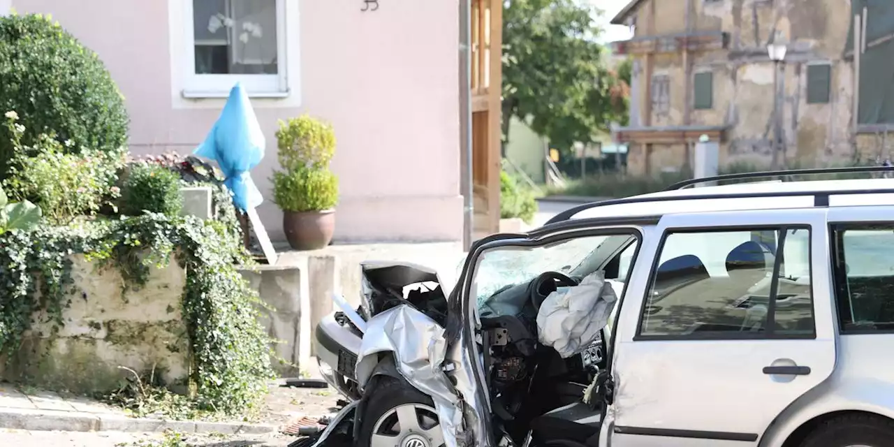 Tödlicher Verkehrsunfall in Mittelfranken: Mann kracht ungebremst gegen Gartenmauer und stirbt