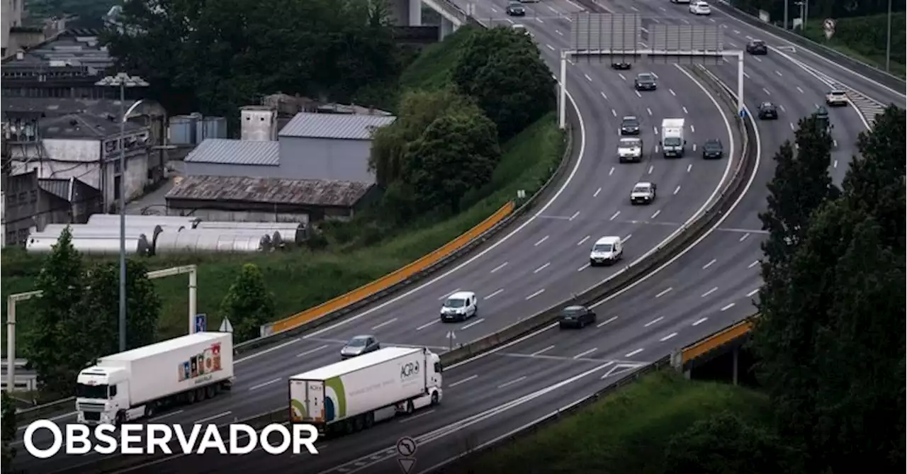 Homem em fuga detido após viatura em que seguia embater em carro da GNR no Porto