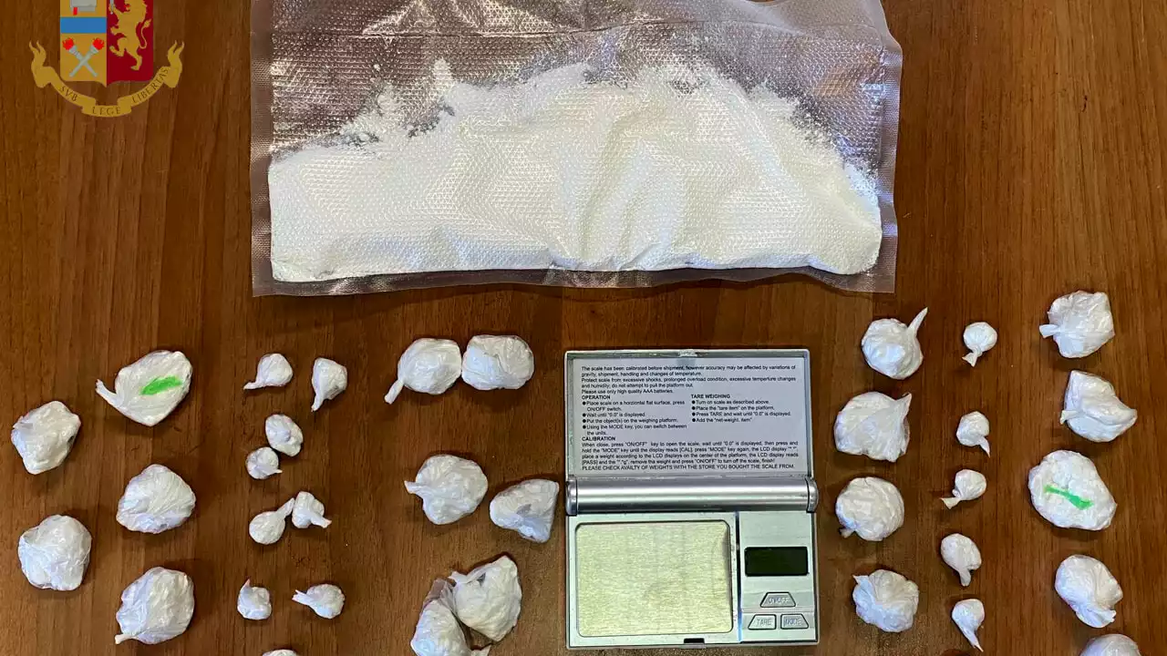 Cocaina nell'astuccio degli occhiali da sole, pusher fermato con due etti di droga