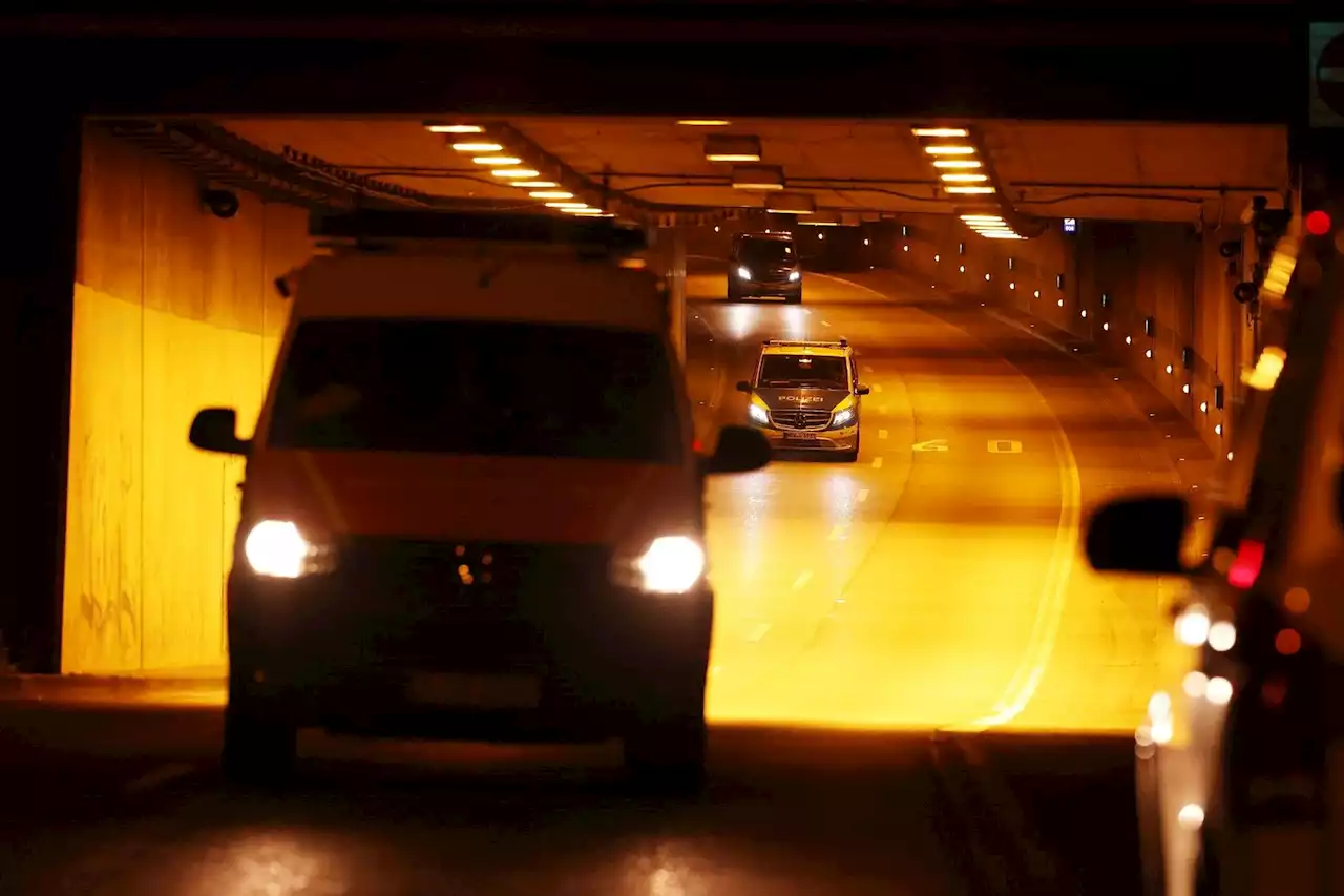 Auto brennt in großem Düsseldorfer Tunnel