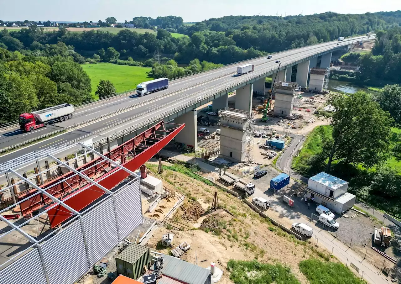 Bau der neuen Muldebrücke für A14 bei Grimma bislang im Plan