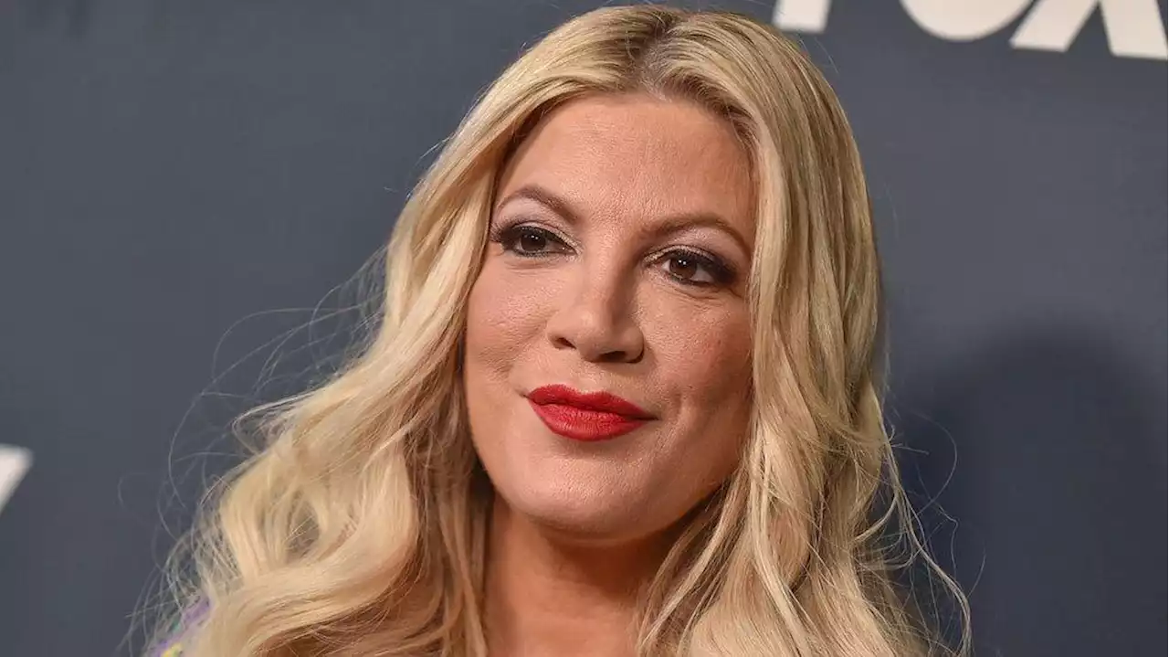 Tori Spelling durfte das Krankenhaus verlassen - im Rollstuhl und mit Bluterguss im Gesicht