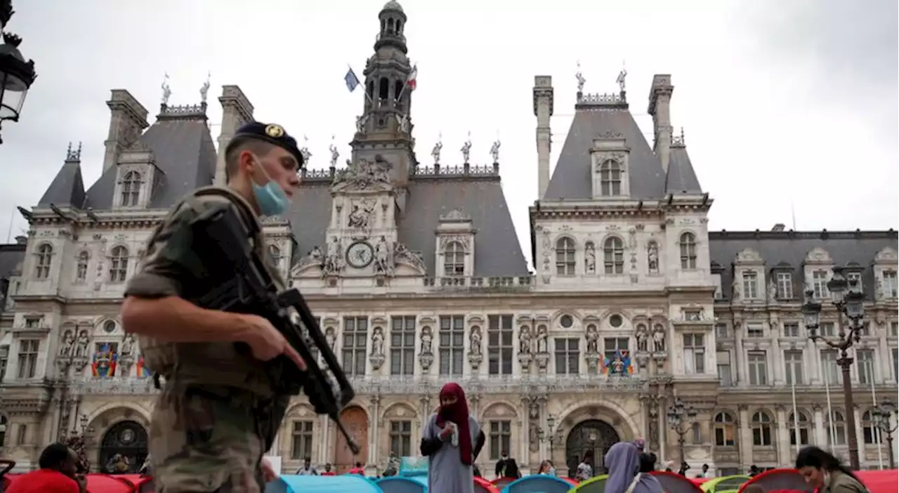 Paris. Acampamento de mais de 200 migrantes evacuado