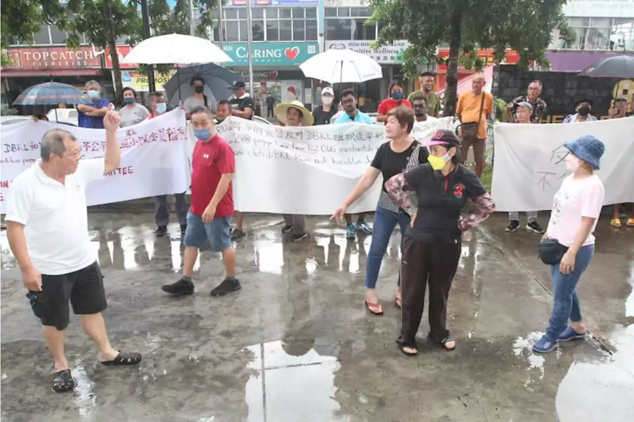 Old-timer traders cause a scene at Taman OUG market association election