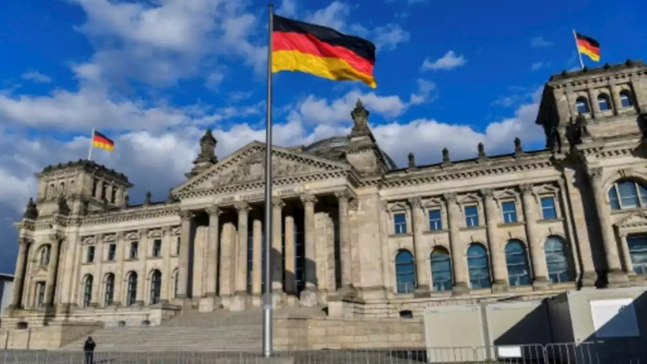 Freispruch in Berlin nach Farbattacke von Klimaaktivisten auf Grundgesetzdenkmal