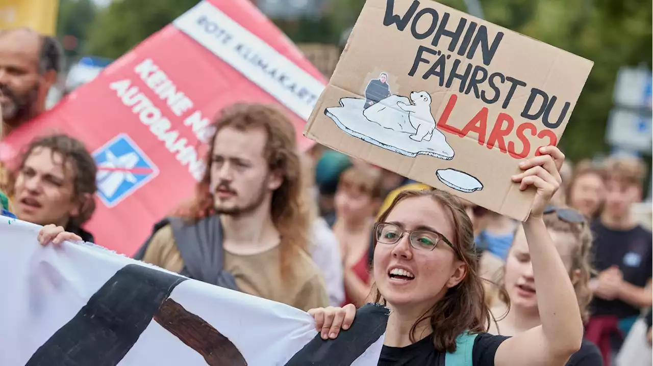 Solarcamp von Fridays for Future in Berlin: Klimaaktivisten greifen zum Akkuschrauber