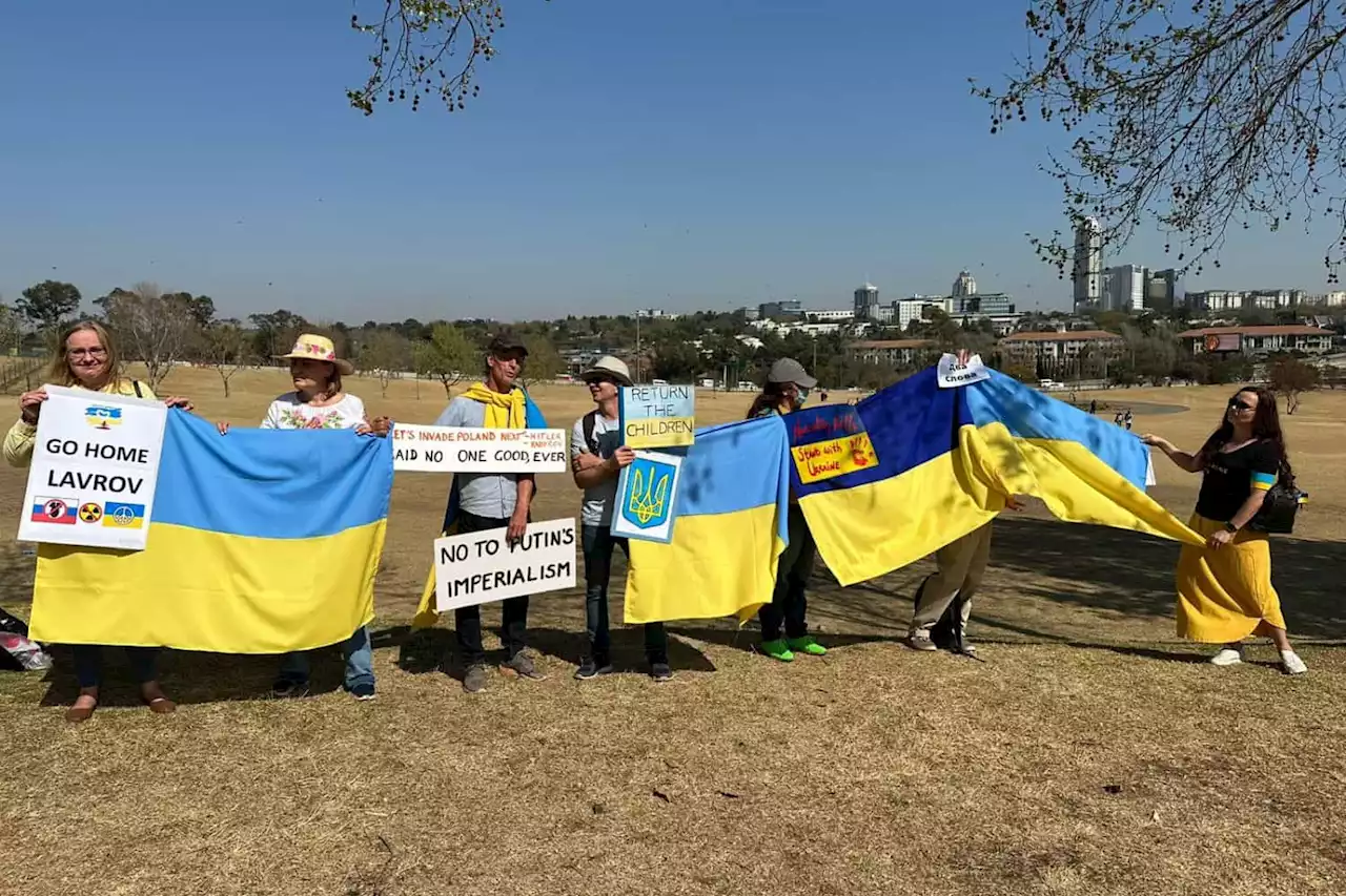 WATCH: Pro-Ukraine protesters gun for Putin outside Brics summit