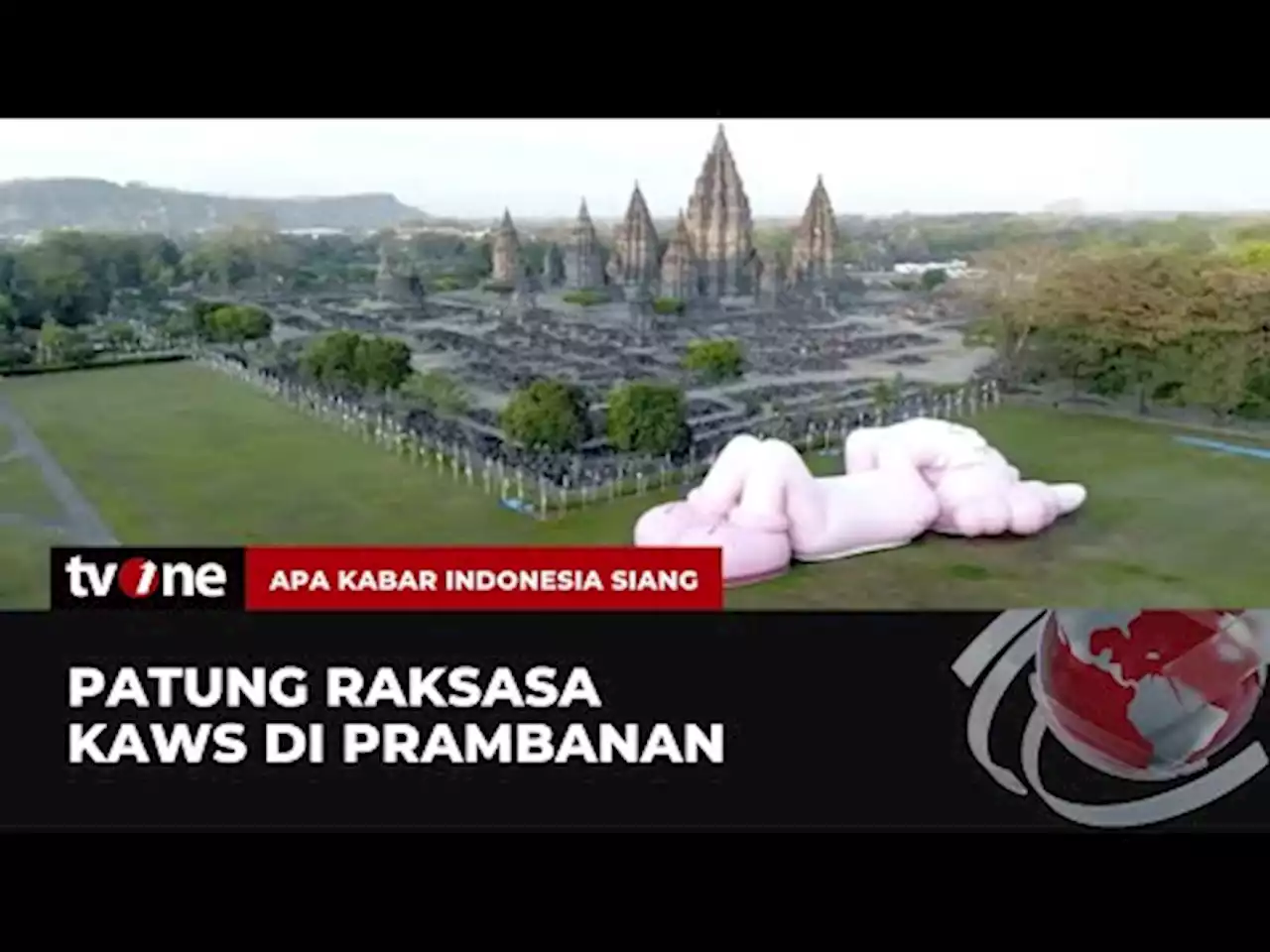 Patung Raksasa KAWS Hiasi Pelataran Candi Prambanan