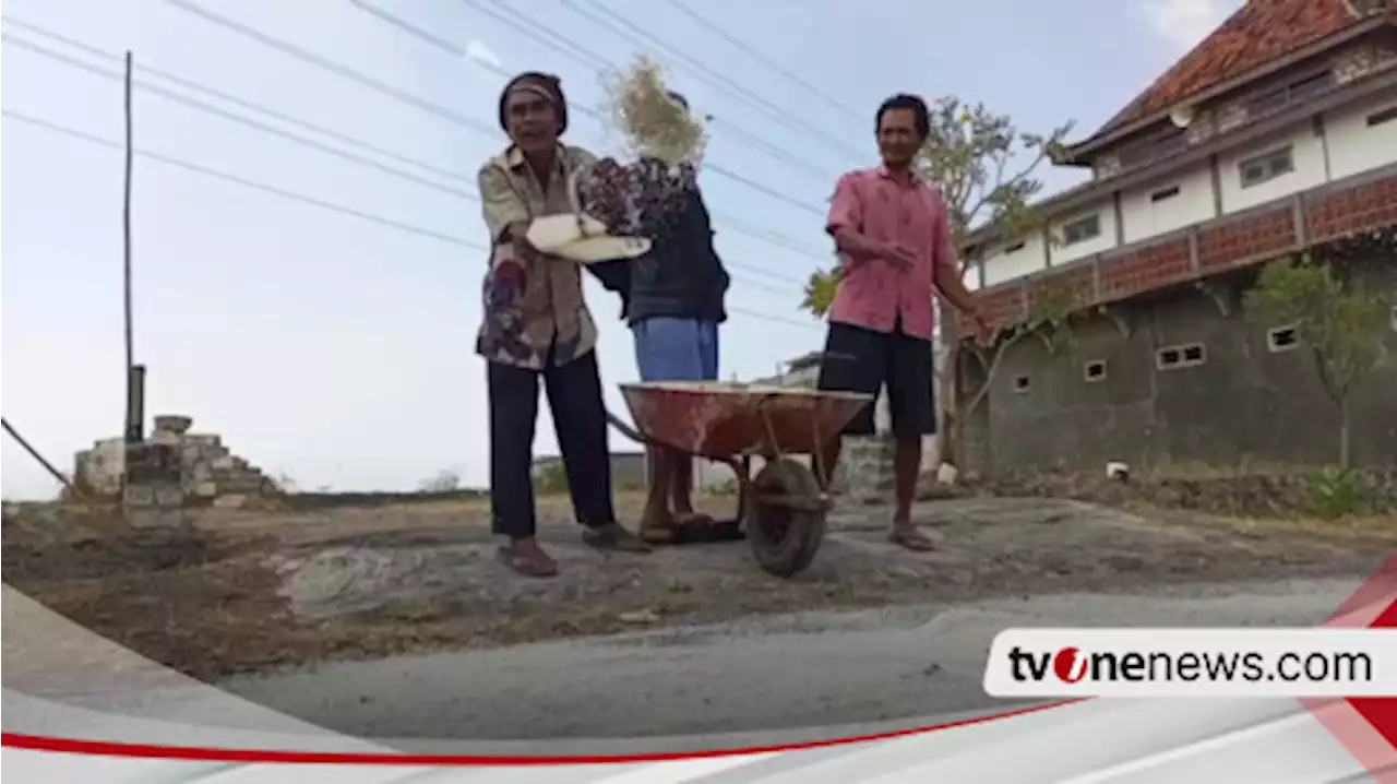 Protes Harga Garam Anjlok, Petani di Rembang Buang Garam di Jalanan Desa