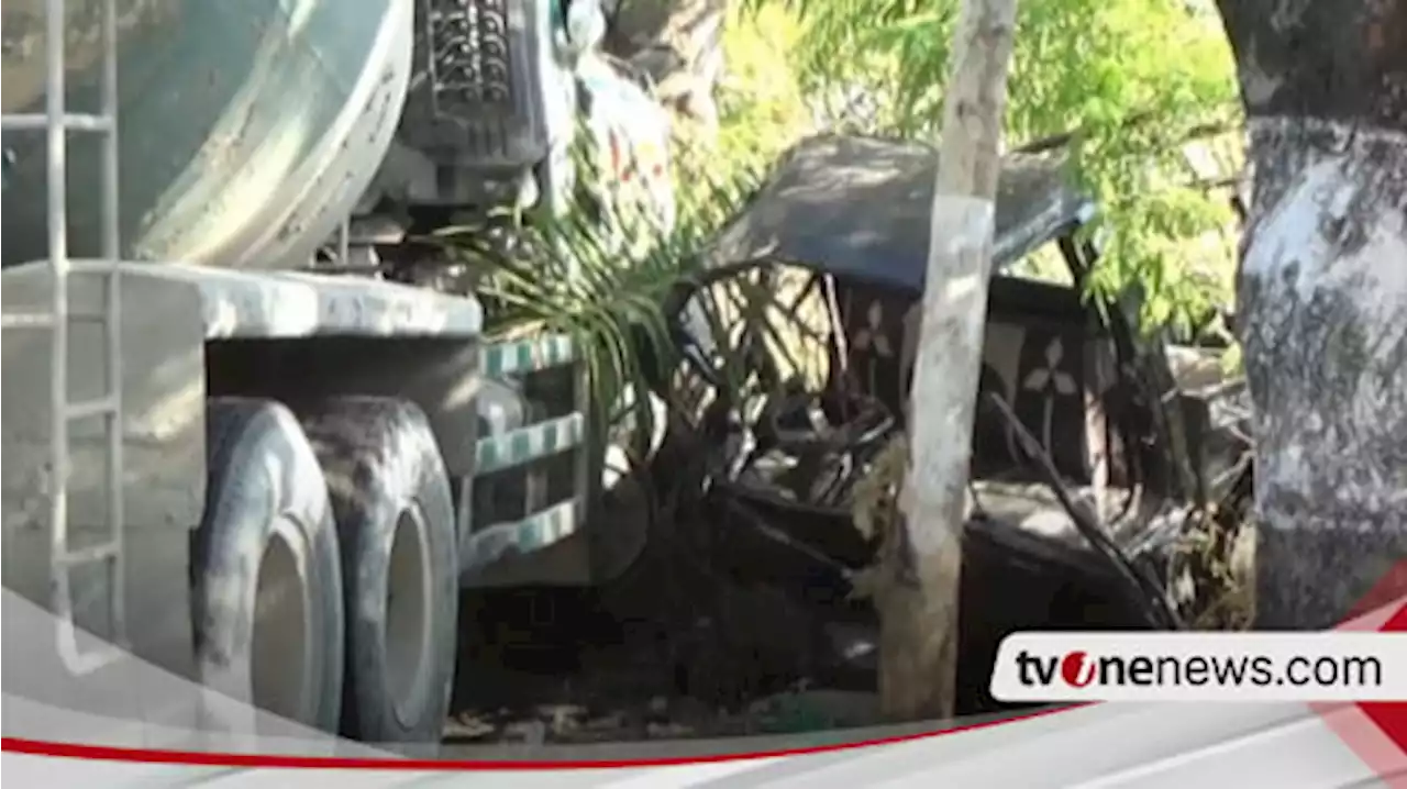 Truk Molen Tabrak Mobil Pikap di Sukomoro Magetan, Kedua Sopir Terjepit