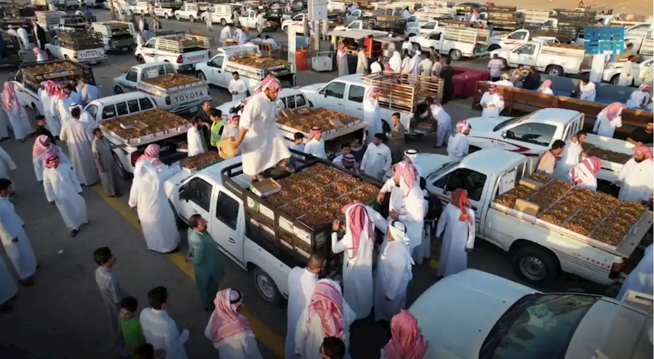 شاب يكشف مفاجأة عن بيع التمور في كرنفال بريدة.. ماذا يحدث في الشتاء ورمضان؟