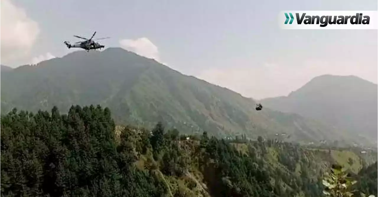 Video: Momento de pánico vivieron ocho personas que quedaron atrapadas en teleférico paquistaní