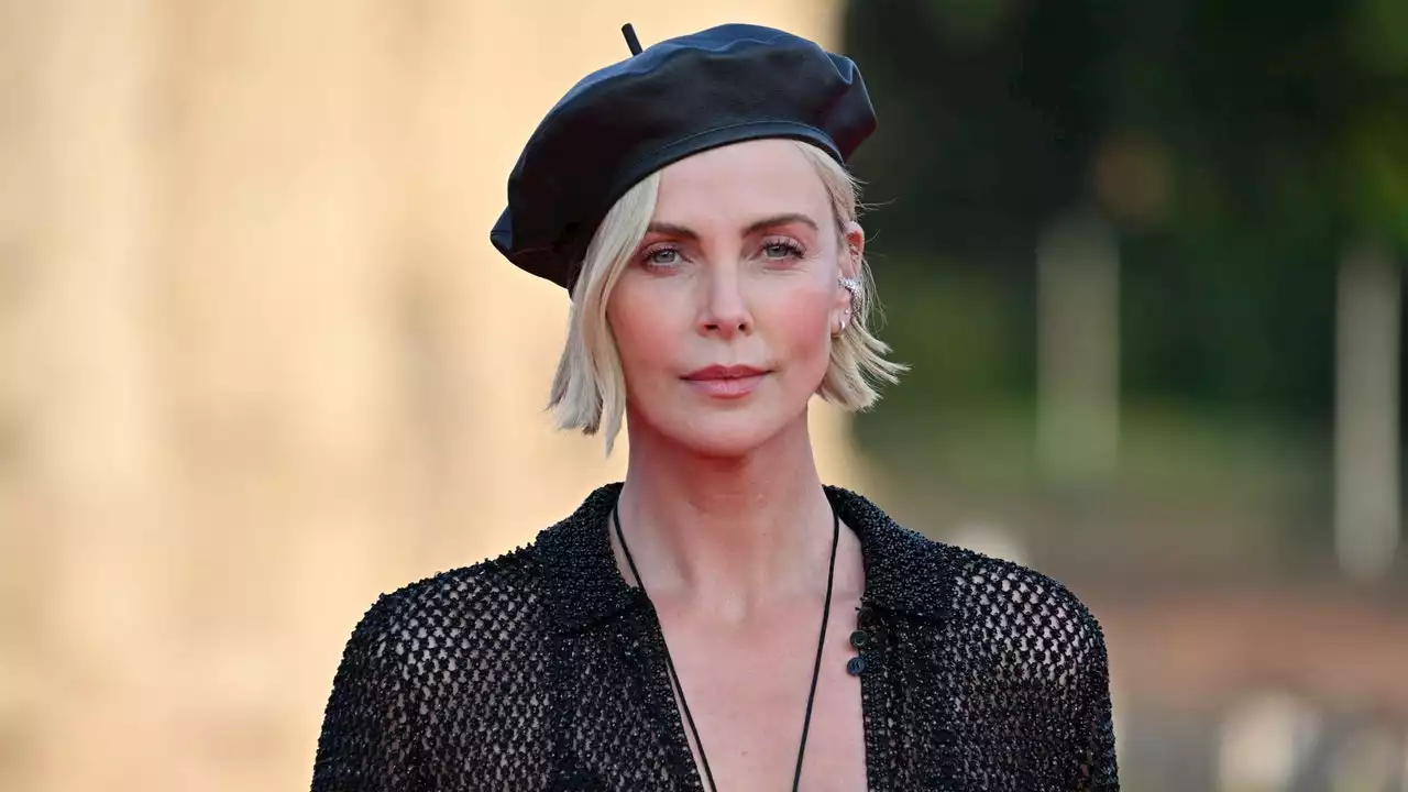 Charlize Theron respinge le voci sulla chirurgia plastica: «S******, sono solo invecchiata»