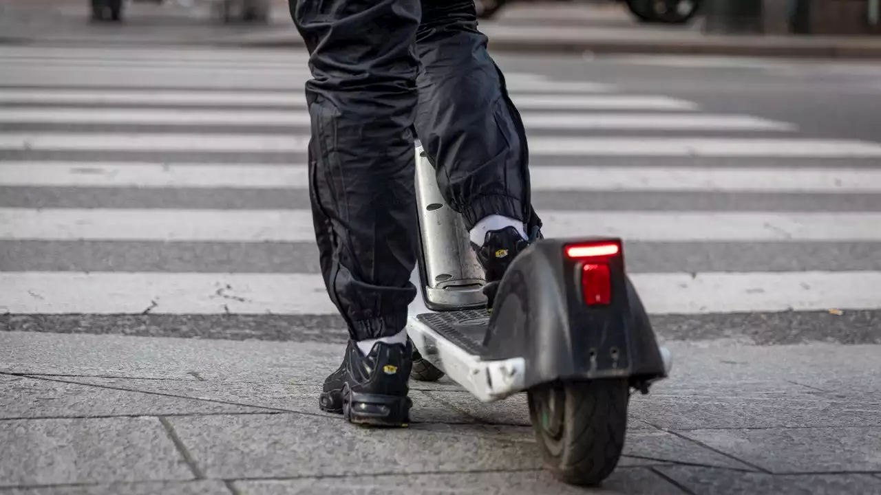 Parigi, via tutti i monopattini elettrici a noleggio dalle strade della città