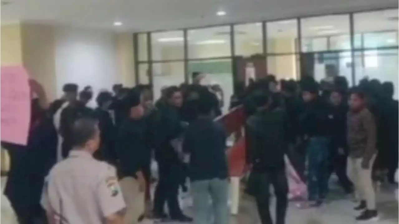 Ijazah Tak Terdaftar di Kemendikbudristek, Mahasiswa UTM Gelar Demo di Depan Rektorat