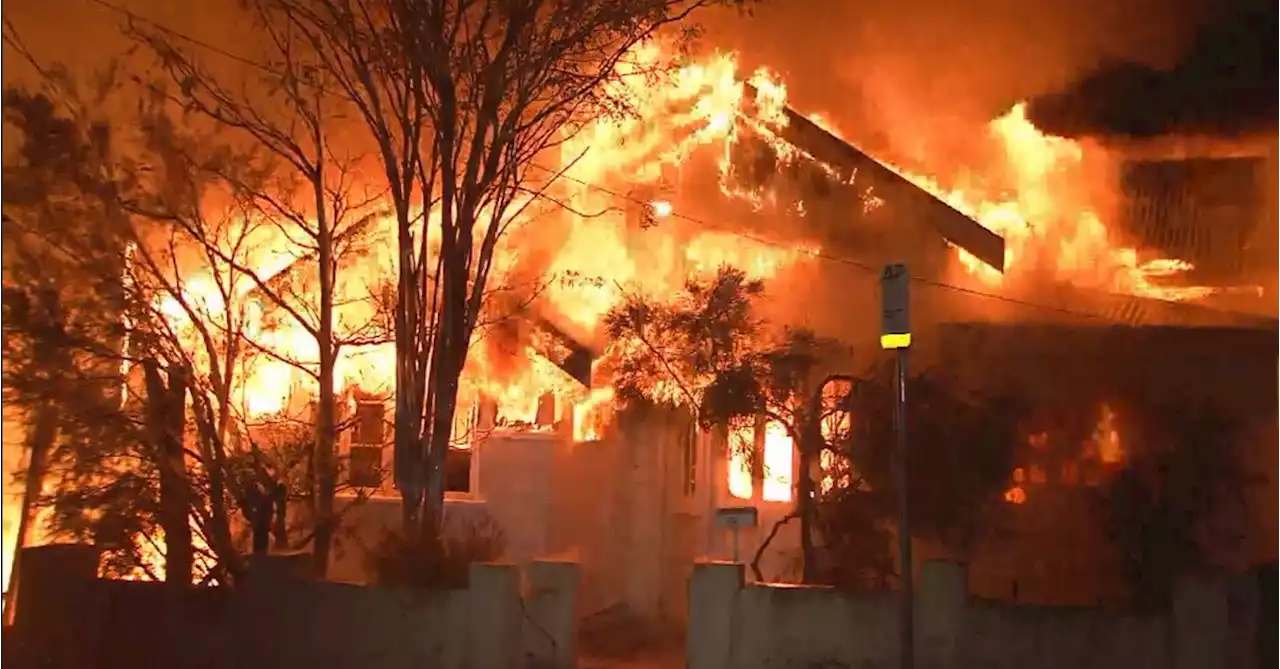 Fire engulfs multiple homes in Brisbane