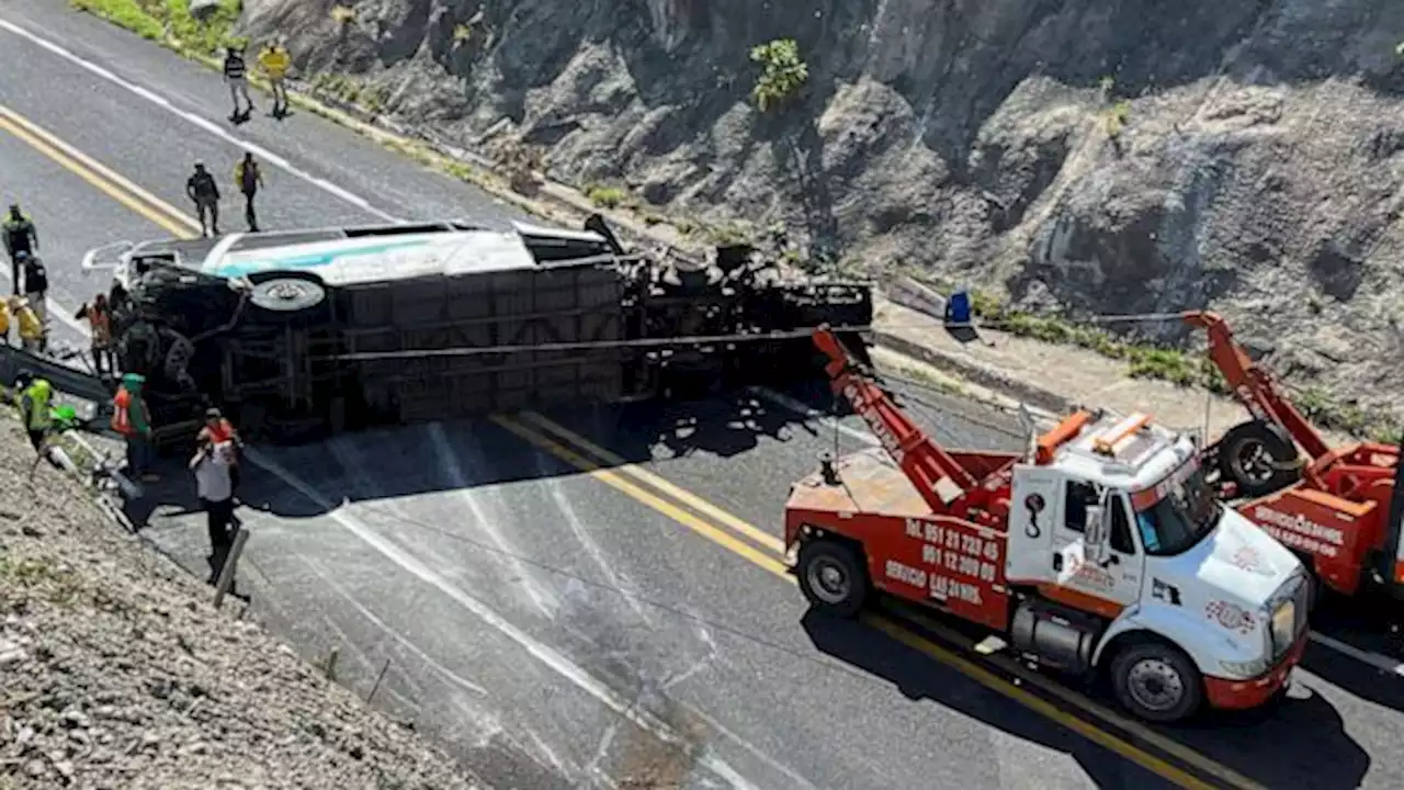 Bus carrying locals and migrants crashes in Mexico, killing 16