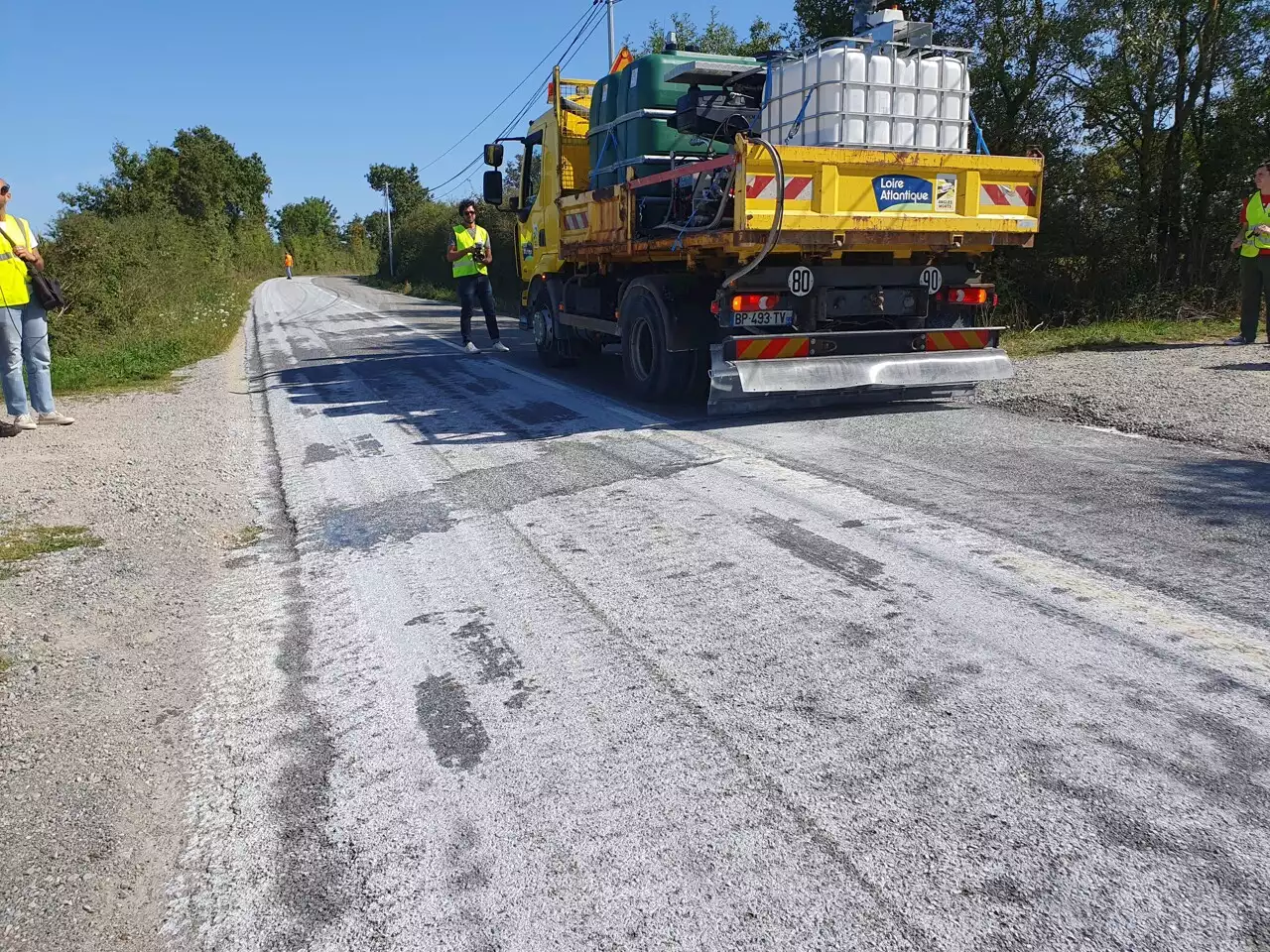 Pourquoi des routes sont-elles devenues blanches en Loire-Atlantique ?