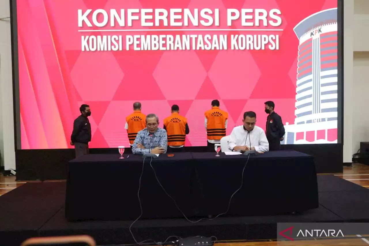 KPK tahan tiga tersangka korupsi bansos beras di Kemensos