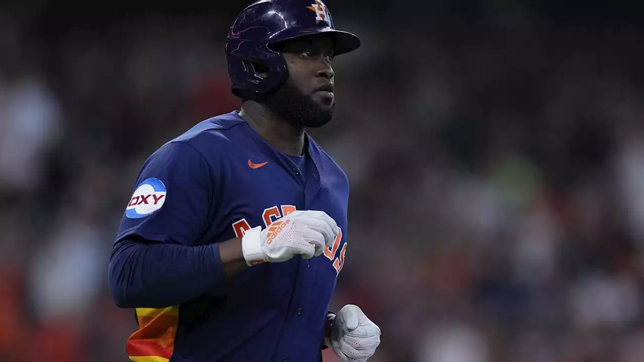 Astros' Alvarez scratched after slamming his hand in a door and injuring left index finger