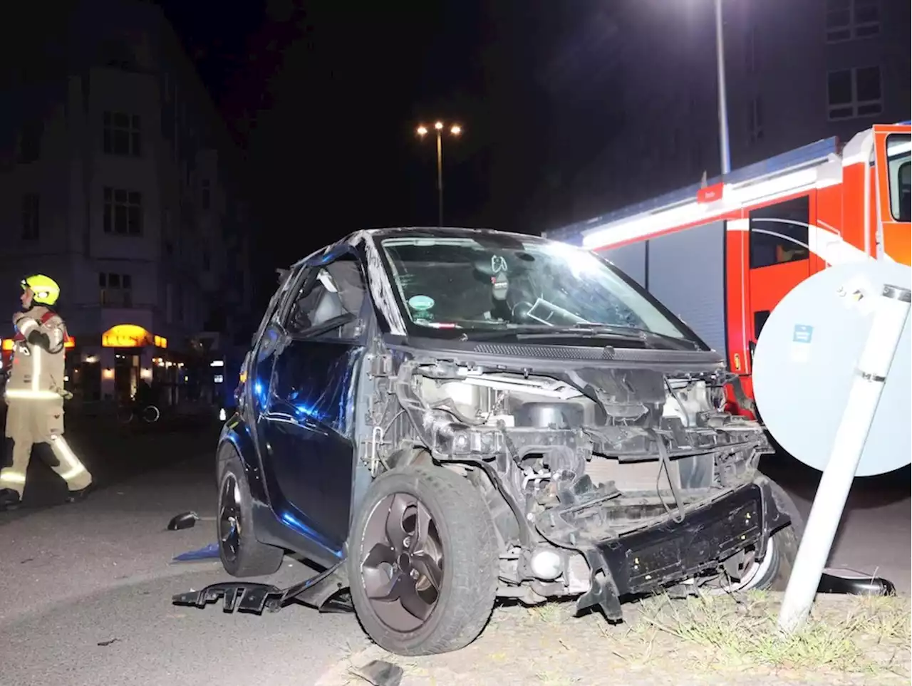 Unfall in der Motzstraße in Schöneberg: Smart-Fahrer kracht in Mittelinsel