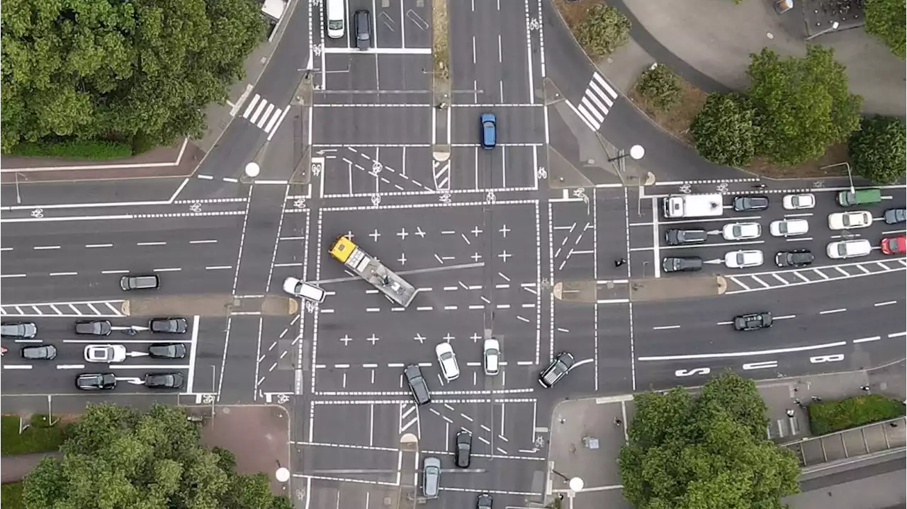 28 Spuren für Autos, Räder, Fußgänger: Frankfurts Chaos-Kreuzung