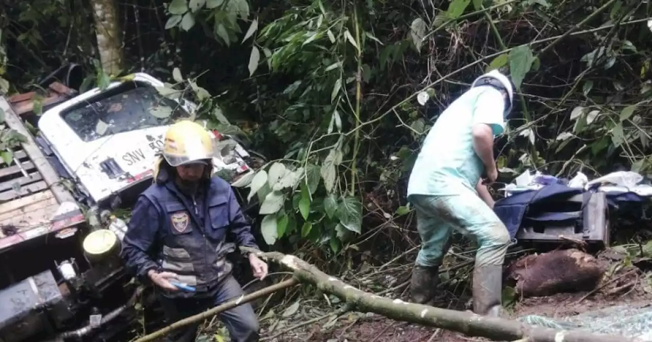 Camión lleno de cerveza cayó a un abismo y dejó tres heridos en Caramanta, Antioquia