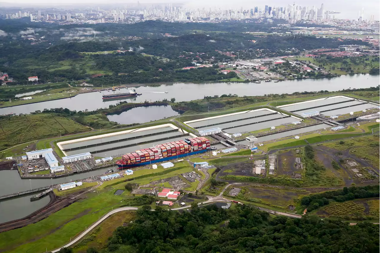 Canal de Panamá sigue funcionando, pero con dificultades por sequía