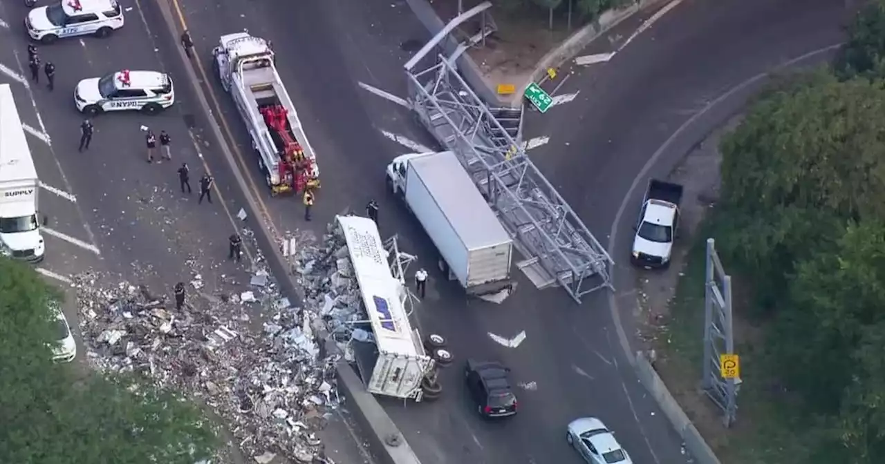 3 injured when dump truck overturns on BQE, snarling traffic