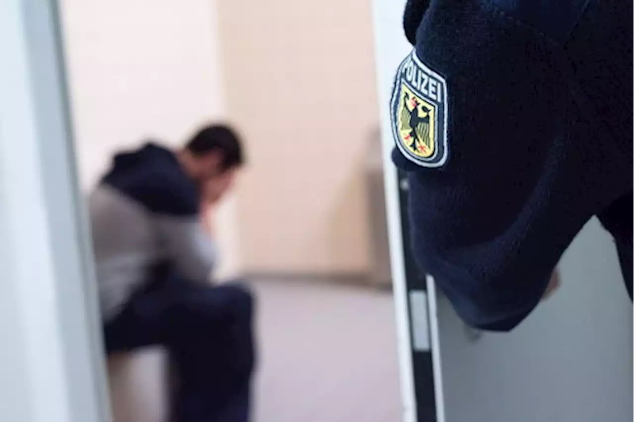 14 Asylanträge und 29 Aliaspersonalien - Bundespolizei bringt Migranten in Abschiebehafteinrichtung