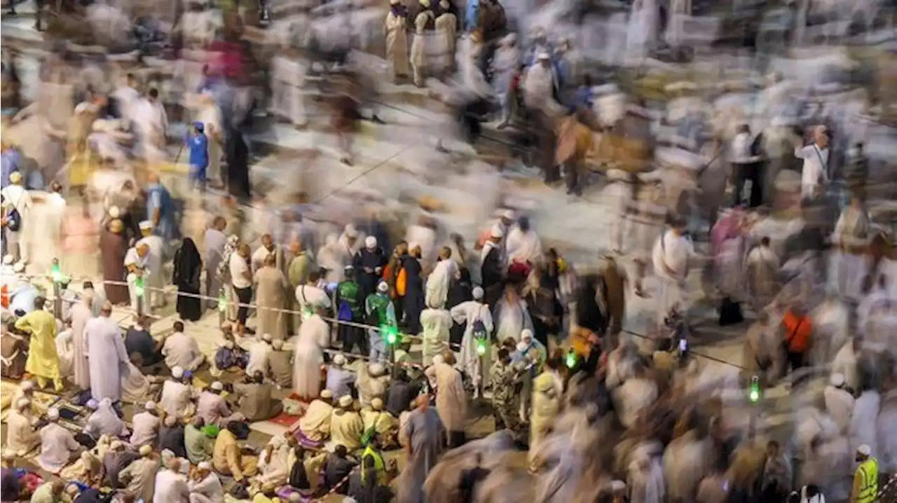 Hujan Badai Petir Guyur Mekkah, Jemaah di Masjidil Haram Tetap Doa