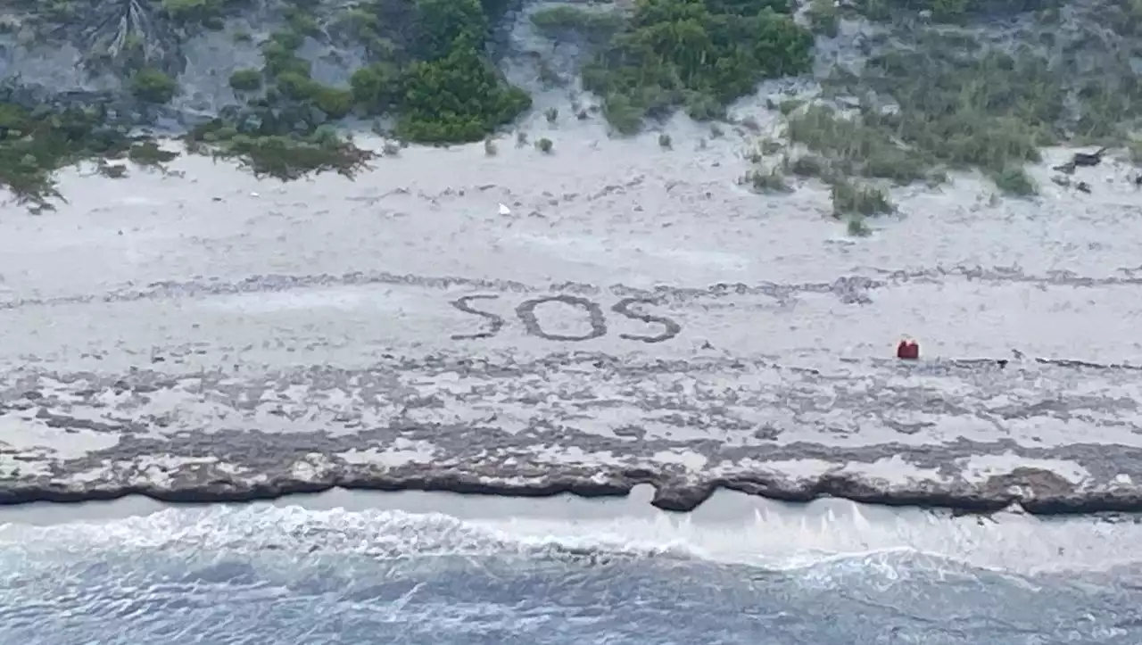 Bahamas: Schiffbrüchiger malt riesiges »SOS« in den Sand