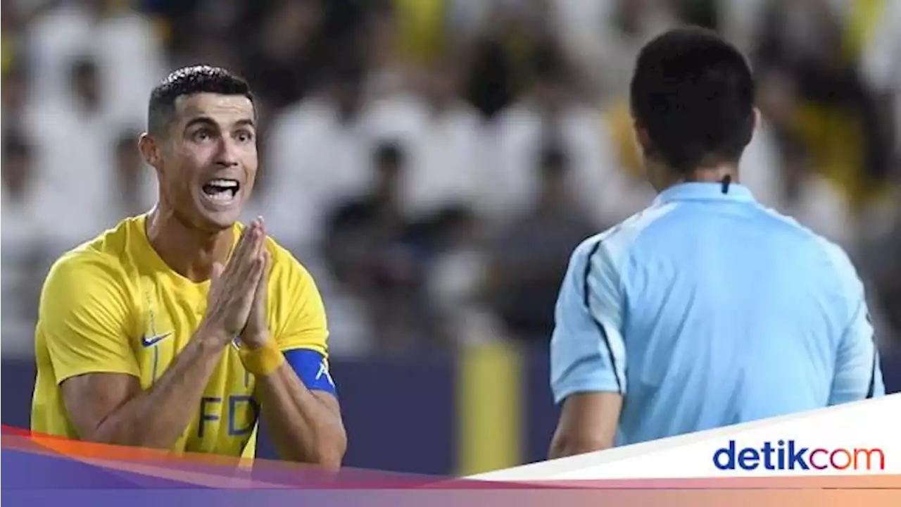 Ronaldo Frustrasi: Berteriak di Depan Muka Wasit, Dorong Fans