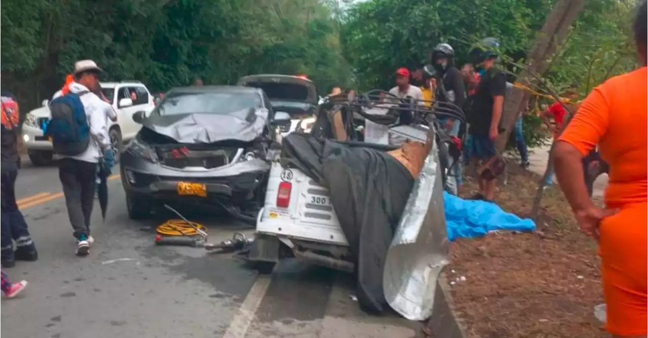 Choque entre camioneta y motocarro cobró la vida de tres personas en Santa Fe de Antioquia