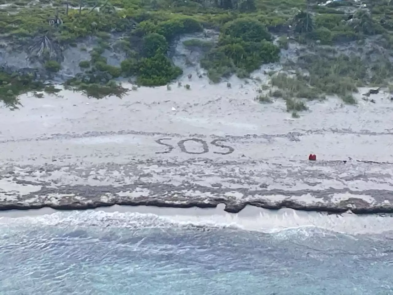 Drei Tage auf Insel gefangen: Gestrandeter Mann malt riesiges „SOS“ in den Sand