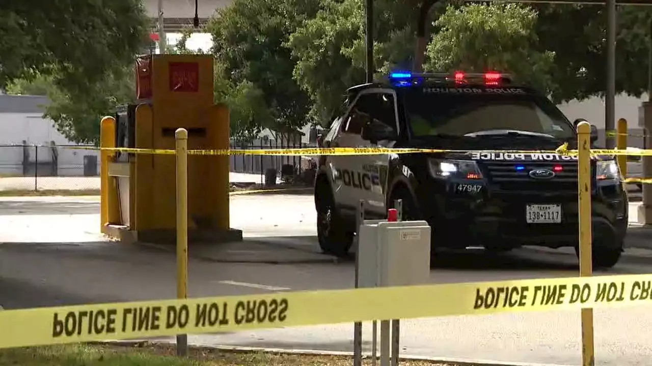 One man dead after exchange gunfire in Houston parking lot