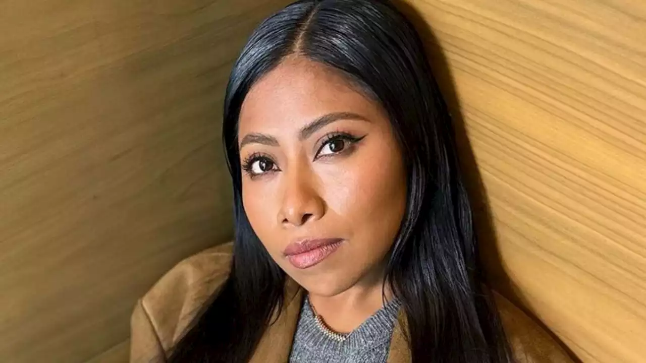 Yalitza Aparicio enseña como lucir una falda corta para alargar la figura