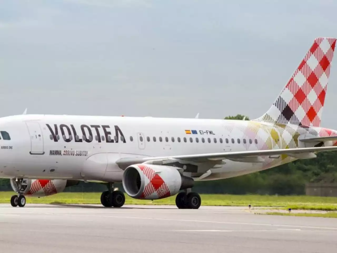 Bimbi rumorosi in aereo, mamma litiga con la hostess: il volo Olbia-Roma torna indietro