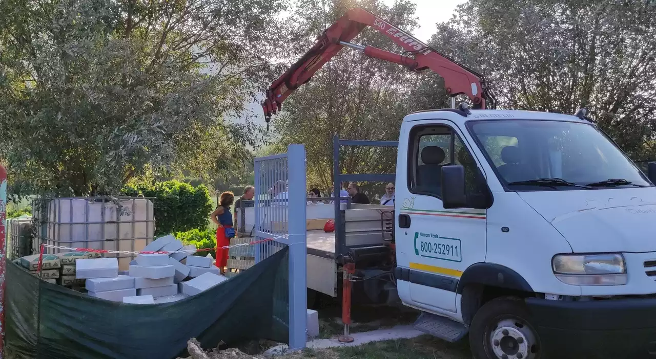 Travolto mentre scarica materiale dal camion, muore sotto gli occhi della moglie