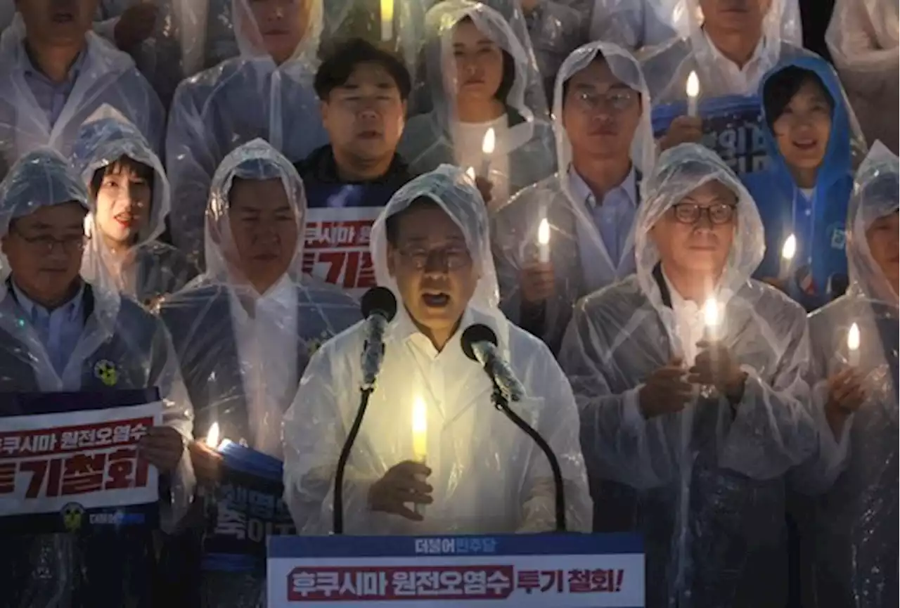 오염수 방류 하루 앞두고 촛불 든 野 '윤석열 탄핵하라' 구호도