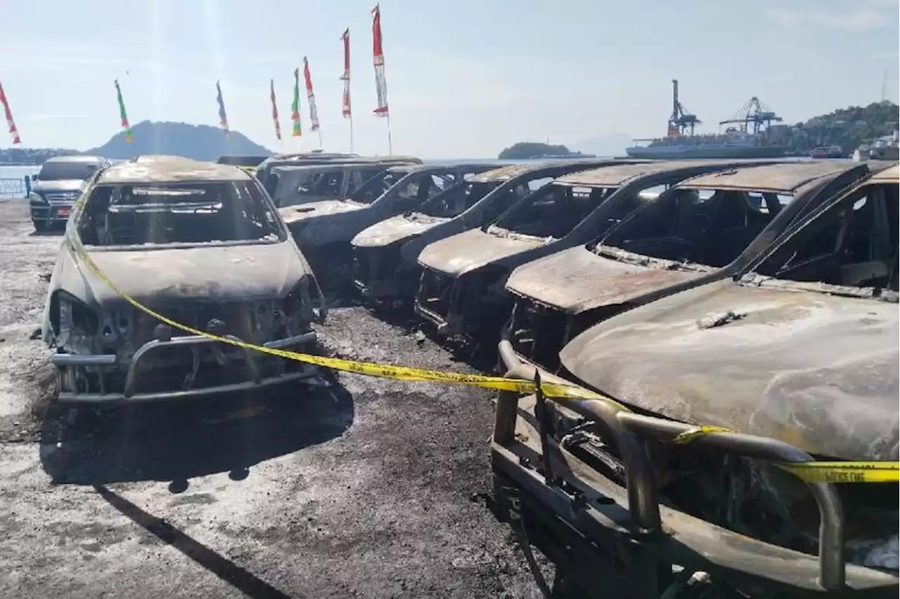 Belasan Unit Kendaraan di Halaman DPRD Papua Terbakar, Kapolresta Jayapura Buka Suara