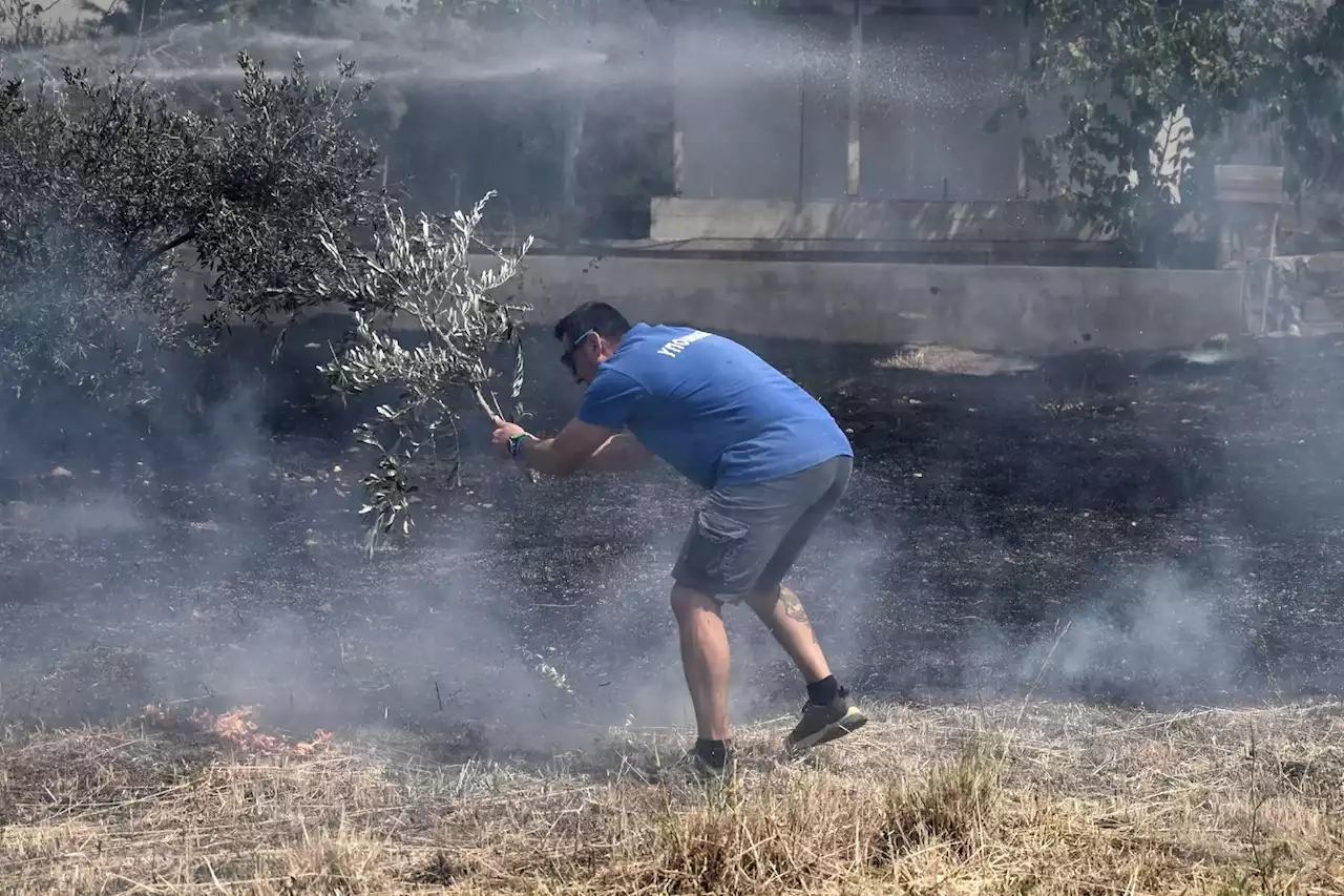 En Grèce, les pompiers combattent de gros incendies sur de multiples fronts