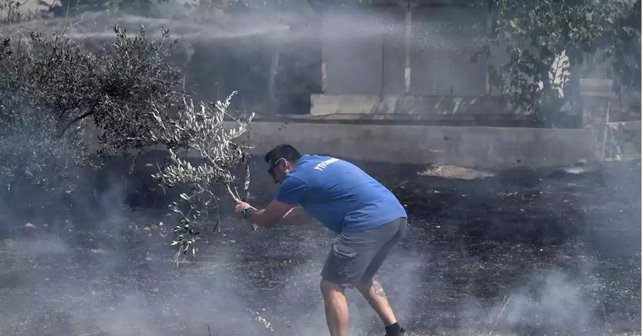 En Grèce, les pompiers combattent de gros incendies sur de multiples fronts