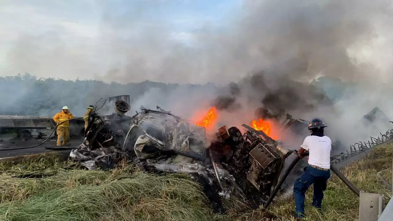 Se incendian tráileres tras choque en autopista de Acayucan, al sur de Veracruz