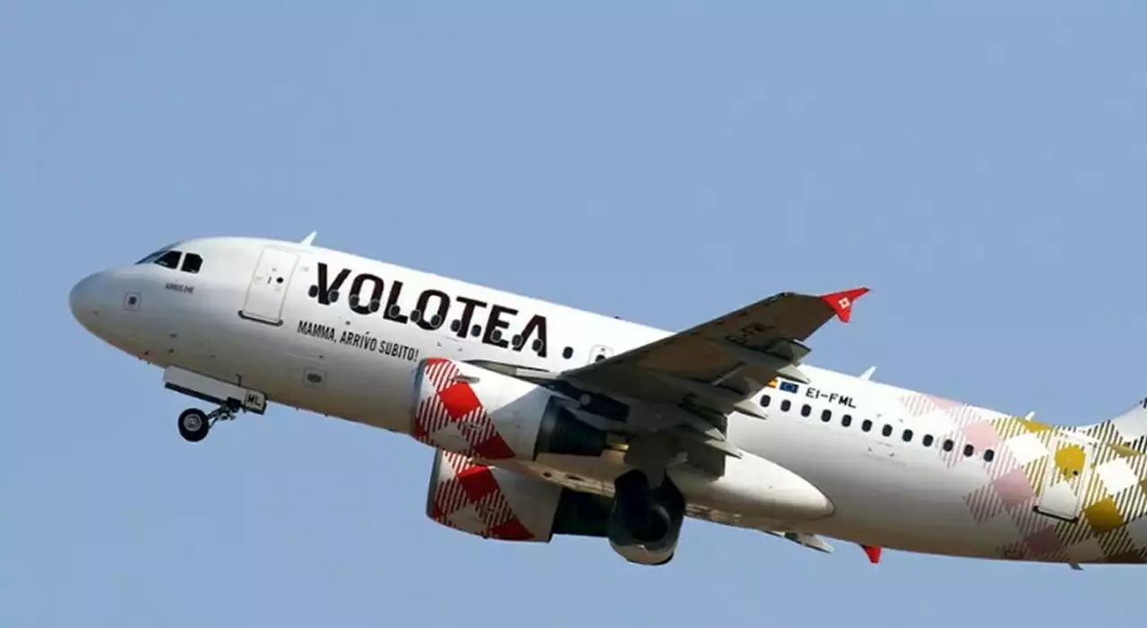 Bambini troppo vivaci sul volo Olbia-Roma, la mamma litiga con la hostess e l'aereo Volotea è costretto a tornare in Sardegna