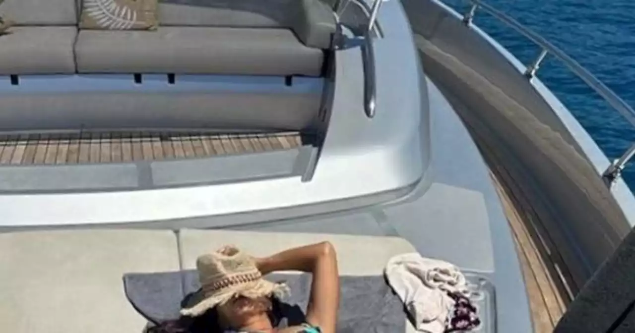 Sabrina Ferilli in bikini, slip in primissimo piano: tutti impazziti