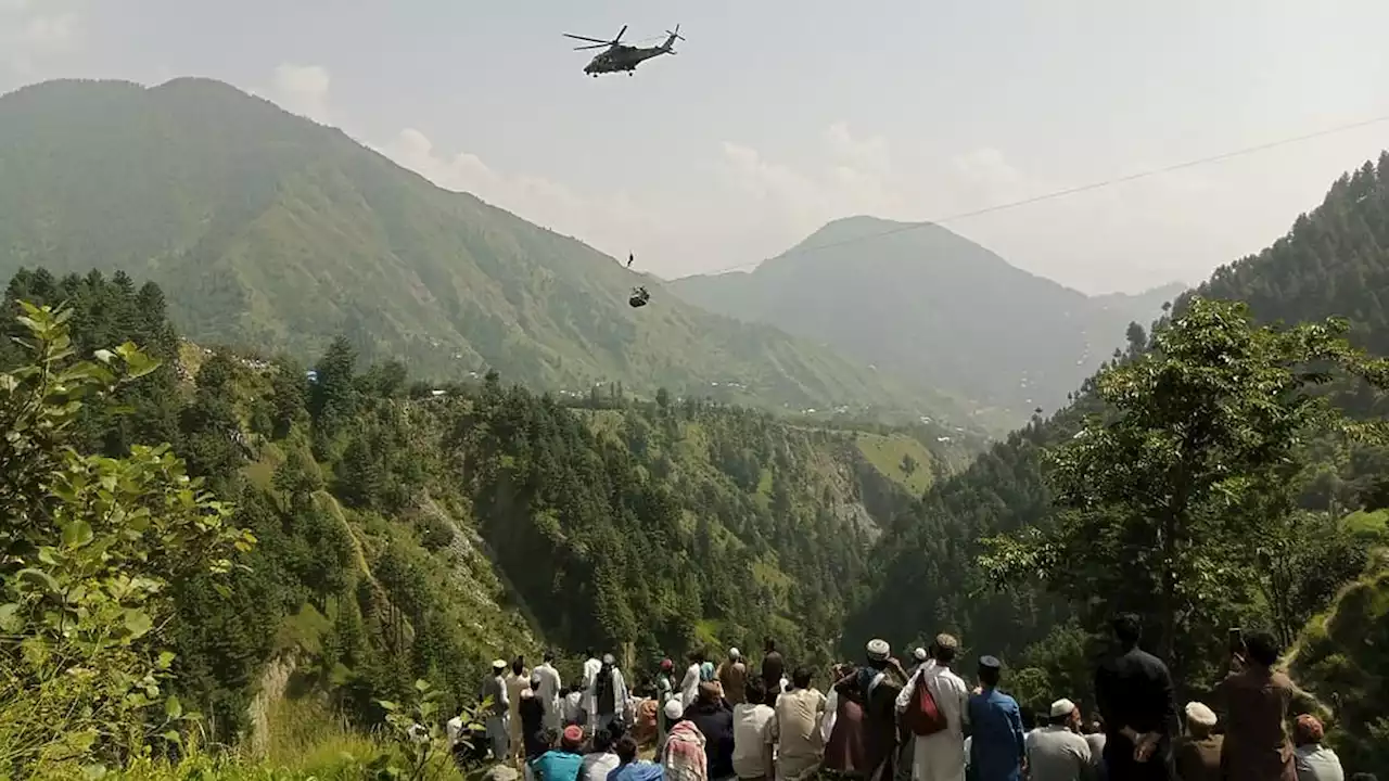 Momen Penyelamatan 8 Orang yang Terjebak di Kereta Gantung pada Ketinggian 274 Meter di Pakistan